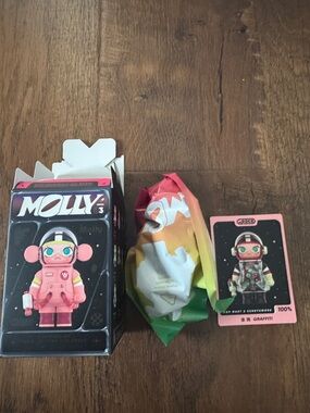 100% Mega Space Molly-Graffiti